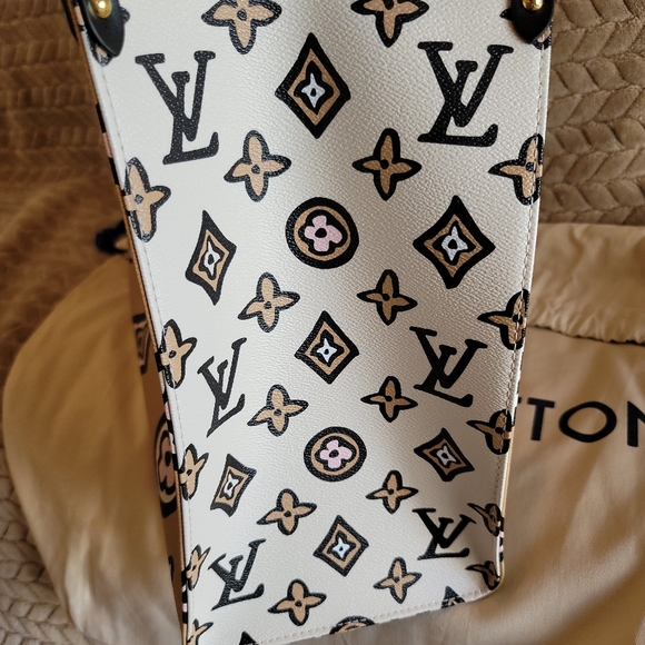 Louis Vuitton Wild At Heart Onthego GM Creme Giant Monogram Print Arizona Bag - Picture 12 of 17